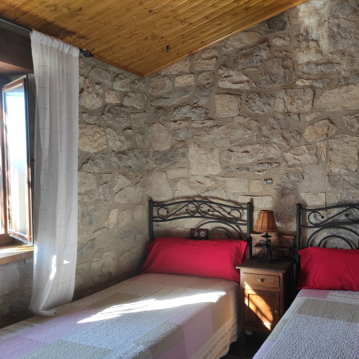 Fotografía de una de las habitaciones con camas individuales.